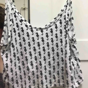  - Gulligt linne från HM. Har ett litet hål på framsidan. Jag har egentligen storlek M så det sitter bättre om man är mindre. Köper man något annat av mig så kan man få med det gratis. Kan mötas upp i Skåne (gärna Lund/Malmö) annars står köparen för frakt. 