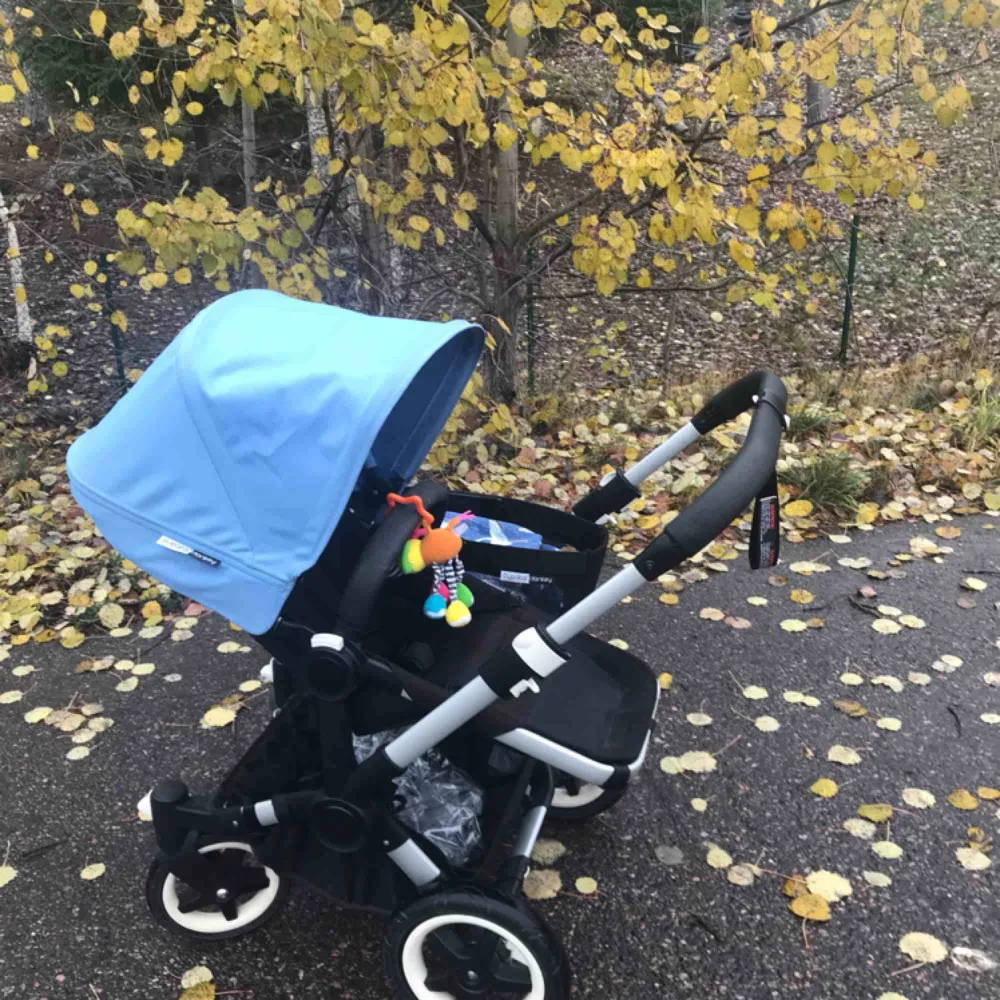 Barnvägen Bugaboo donkey från 2015  Det du får är, en varukorg En liggdel, som man sen monterar till en sittdel när barnet blivit lite äldre. Vagnens vikt med en sittdel: 13 kg,  Bredd: mono 60 cm, duo 74 cm Varukorgen tar 10 kg,   . Övrigt.