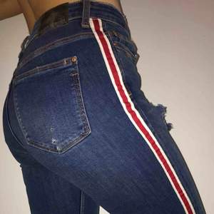 Stretchiga högmidjade jeans från Zara. Köpta förra året för runt 500 lappen. Använda första gången då bilden för annonsen togs så i princip helt nya. Perfekt benlängd för mig som är ca 165cm men liite stor i midjan. Säljer pga att de inte används. ☺️