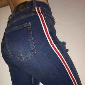  - Stretchiga högmidjade jeans från Zara. Köpta förra året för runt 500 lappen. Använda första gången då bilden för annonsen togs så i princip helt nya. Perfekt benlängd för mig som är ca 165cm men liite stor i midjan. Säljer pga att de inte används. ☺️