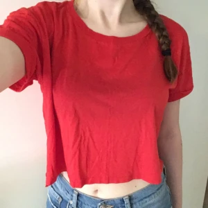  - Klarröd/ljusröd crop-top i mycket fint skick.  Möts helst upp i Örebro (eller Katrineholm där jag är med jämna mellanrum). 