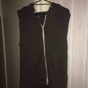  - Väst från carlings i fint skick snörena saknas dock som ni ser stl S pris 100kr ink frakt 