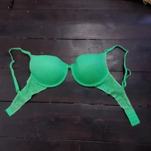  - Björnborg bh i neon grön sparsamt använd. 