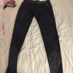  - Låga tights från Nike. OBS! Säljer endast till personer som kan ta sig till Helsingborg för att köpa, skickar inget via post.