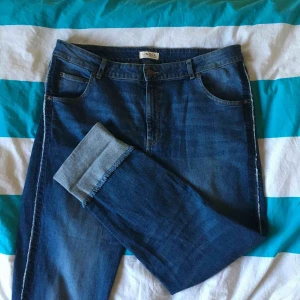  - Säljer ett par jeans från Lindex då de är för stora för mig. Använda ett fåtal gånger (nästintill nyskick) och väldigt bekväma då de är stretchiga. Jag tar Swish och kan mötas upp i Stockholm/Lidingö, eller posta men då tillkommer frakt!