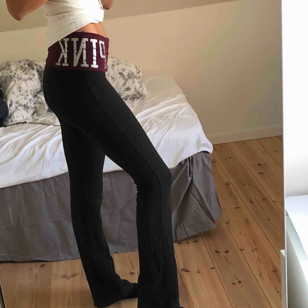 Svarta bootcut Yoga pants från Victoria’s secret med en vinröd/lila kant med silvriga stenar i storlek XS, men funkar även för S. Möts upp i Stockholm eller köparen står för frakt. Jeans & Byxor.