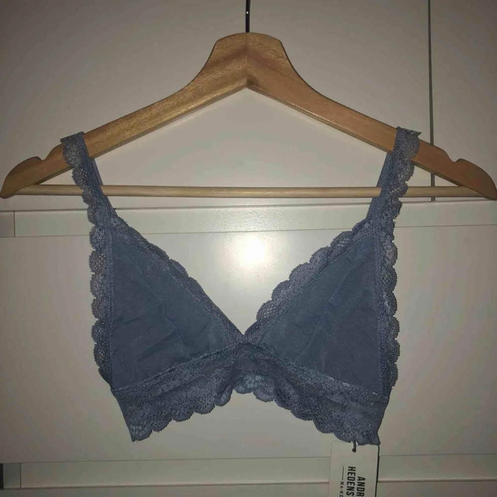 Bralette från NAKD i jättefin blå/lila färg. Skönt material och bra med reglerbara band. Helt oanvänd, endast tagit ur påsen för att fota (sista bilden) Från Andrea Hedenstedts kollektion❤️ . Accessoarer.