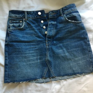  - Kjol från ginatricot, sparsamt använd 