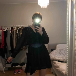  - Svart klänning i storlek xs. Använd 1 gång. 80kr. Finns i Norrköping eller så tillkommer fraktkostnad på 30kr.