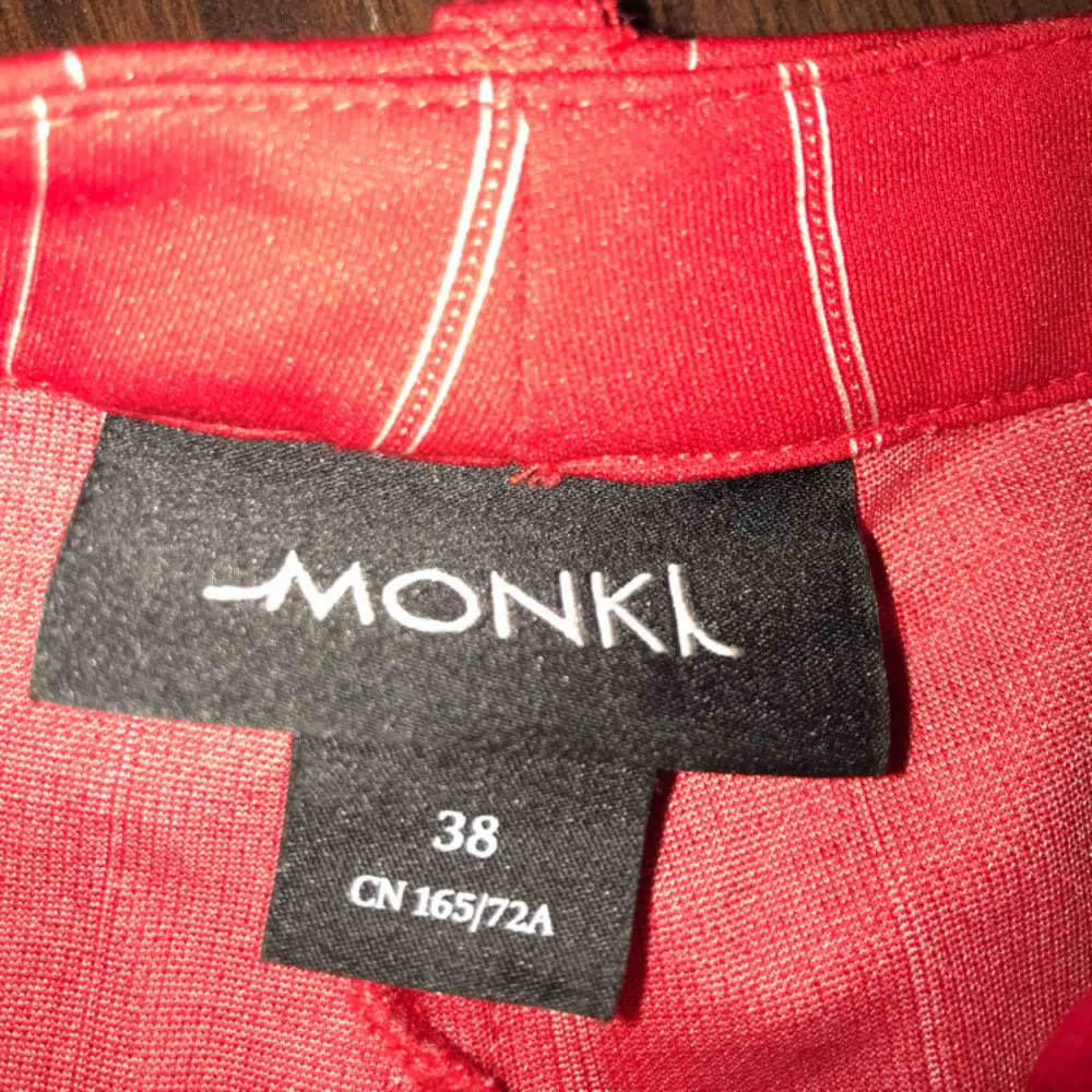 Röda kostymbyxor från Monki i en tajtare modell. Riktigt snygga att ha nu till jul! Endast använda ett fåtal gånger. Betalsätt: Swish. Frakt ingår i priset :). Jeans & Byxor.