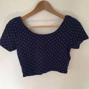  - sockersöt magtröja med lite djupare rygg. funkar finfnt både med bh och utan. hämtas i sthlm eller skickas om du betalar frakt. säljer massor (kmr mycket nytt i dagarna), mängdrabatt finnes! 