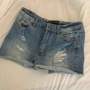  - Jättefina jeansshorts som tyvärr har blivit för små för mig. Strl S men något små i storleken. 