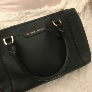  - Svart Viktoria secret väska. Givetvis äkta i bra skick. Köparen står för frakt. 20% går till barncancer fonden och jag skickar givetvis bevis på detta 