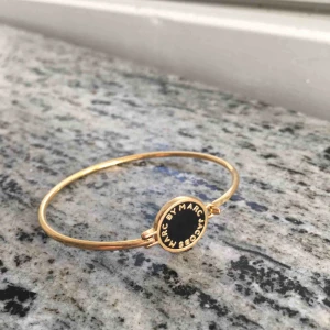  - Hinge bracelet från Marc Jacobs i svart. Ny pris 600 kr. Garanterar att den ser ut som helt ny.