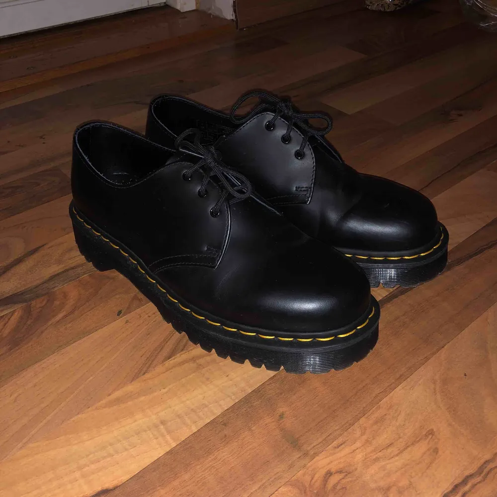 Dr Martens men lite extra tjock sula. I princip oanvända eftersom jag köpte fel storlek.. Skor.