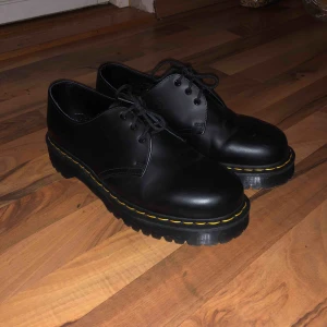  - Dr Martens men lite extra tjock sula. I princip oanvända eftersom jag köpte fel storlek.
