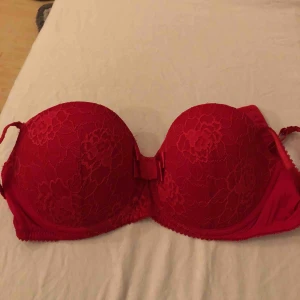  - Bh oanvänd röd med knappt märkbart pusch