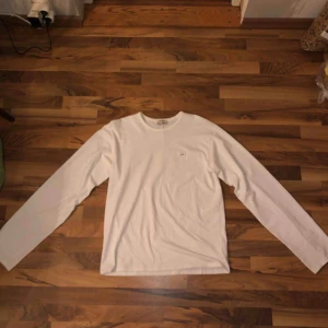  - Långärmad t-shirt som är lite over-sized med långa och lite utsvängda armar. Flare:en sitter längst ner i armarna som ett par byxor.