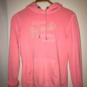  - Hoodie i en rosa färg från hm i stl S! Jätte skön och mysig, tyvärr använder jag den inte alls så därför säljer jag den! Tar emot swisch men köparen står för frakten😊