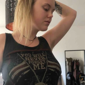  - Ballt linne från carlings köpt för många år sen! Blommigt spets-tyg på ryggen! 