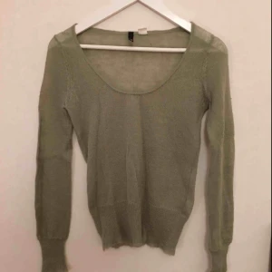  - Grönblå stickad transparent tröja i storlek XS. 32-36 beroende på passform. Stretchig och mjuk! Bilden gör inte färgen helt rättvisa, men andra bilden mer sanningsenlig.  Kan mötas i Stockholm eller skicka mot fraktkostnad! ✨🌸✨