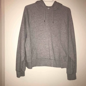  - En mysig ljusgrå hoodie i storlek XS. Använd men i bra skick. Fler bilder visas vid förfrågan. 😌