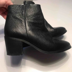  - Sparsamt använda svarta ankelboots i skinn med bekväm klack på ca 6 cm. Av märket ZIGN och köpta på zalando. Skickar med postnord skicka lätt för 58kr.