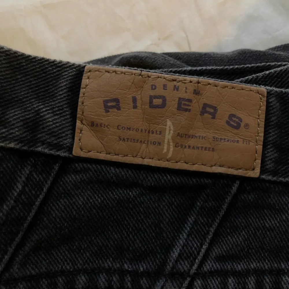 perfekta svarta jeans som är extremt populära och trendiga, tyvärr har jag för många byxor som ser exakt ut, därför har jag bestämt mig för att sälja lite!. Jeans & Byxor.