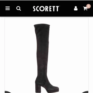  - Lårhöga stövlar i äkta mocka från Scorett. Inköpta förra säsongen men säljs även denna. Använda vid 4-6 tillfällen så fint skick. 