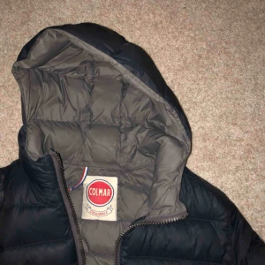  - Säljer min colmar jacka. Den är köpt begagnad föra året. Därför är priset så pass lågt. Jag kan inte ha den längre och säljer därför den. 