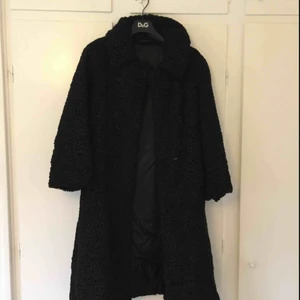  - Jättefin pälsjacka, (fårpäls jacka äkta)jacka/kappa/rock från Ohlins päls Gävle. Den är ett Teddy liknande material i äkta päls. Bara att fråga om du undrar nått! Frakt står du för själv💜