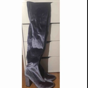  - Over knee stövlar i sammet blå/grå från Nelly Aldrig använda, bara provat 