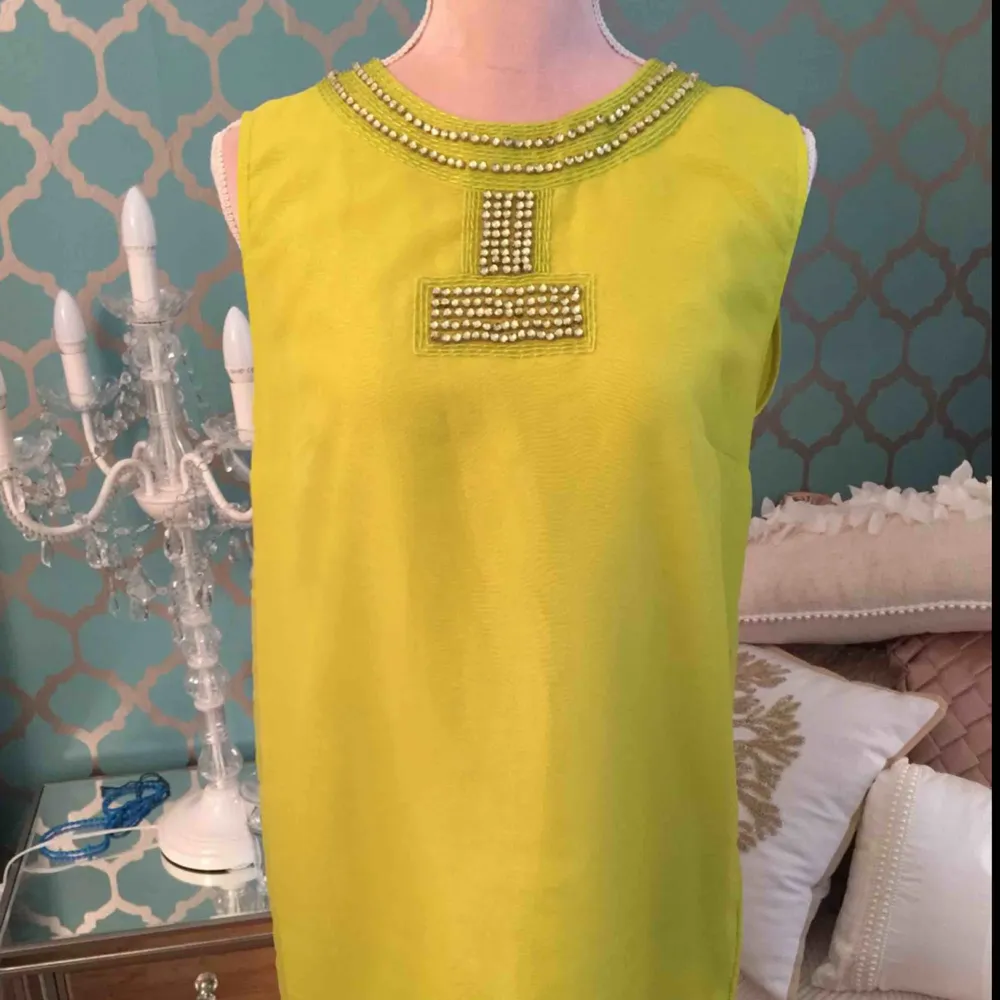 en HM exslusiv kolektion (vissa av de ) 3 klänningar i storlek 38/40  säljes från  200 kr . Klänningar.