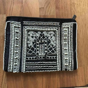  - Clutch med stenar från Lindex Finns en ficka i Ca 25x18 cm