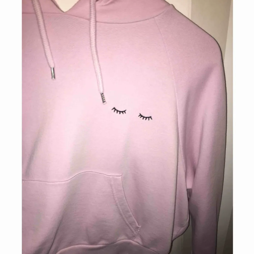 En väldigt mysig och fin rosa hoodie med två ögon som blundar på höger sida. Köpt för 250 kr på monki, säljer för 100 kr + frakt pga väldigt bra skick! Storlek M men ganska stor i storleken så M/L. Skicka ett meddelande för fler bilder :) . Hoodies.