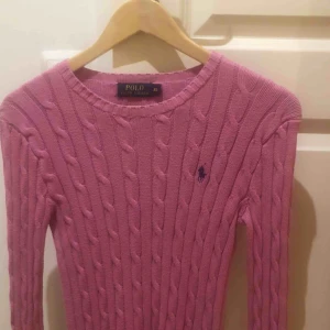  - Ralph Lauren kabelstickad tröja. Den är i storlek XS men enligt mig tycker jag den är stor i storleken som en S. Kan mötas upp i Stockholm, köpare står för frakt och tar endast swish. Hör av dig för mer info.