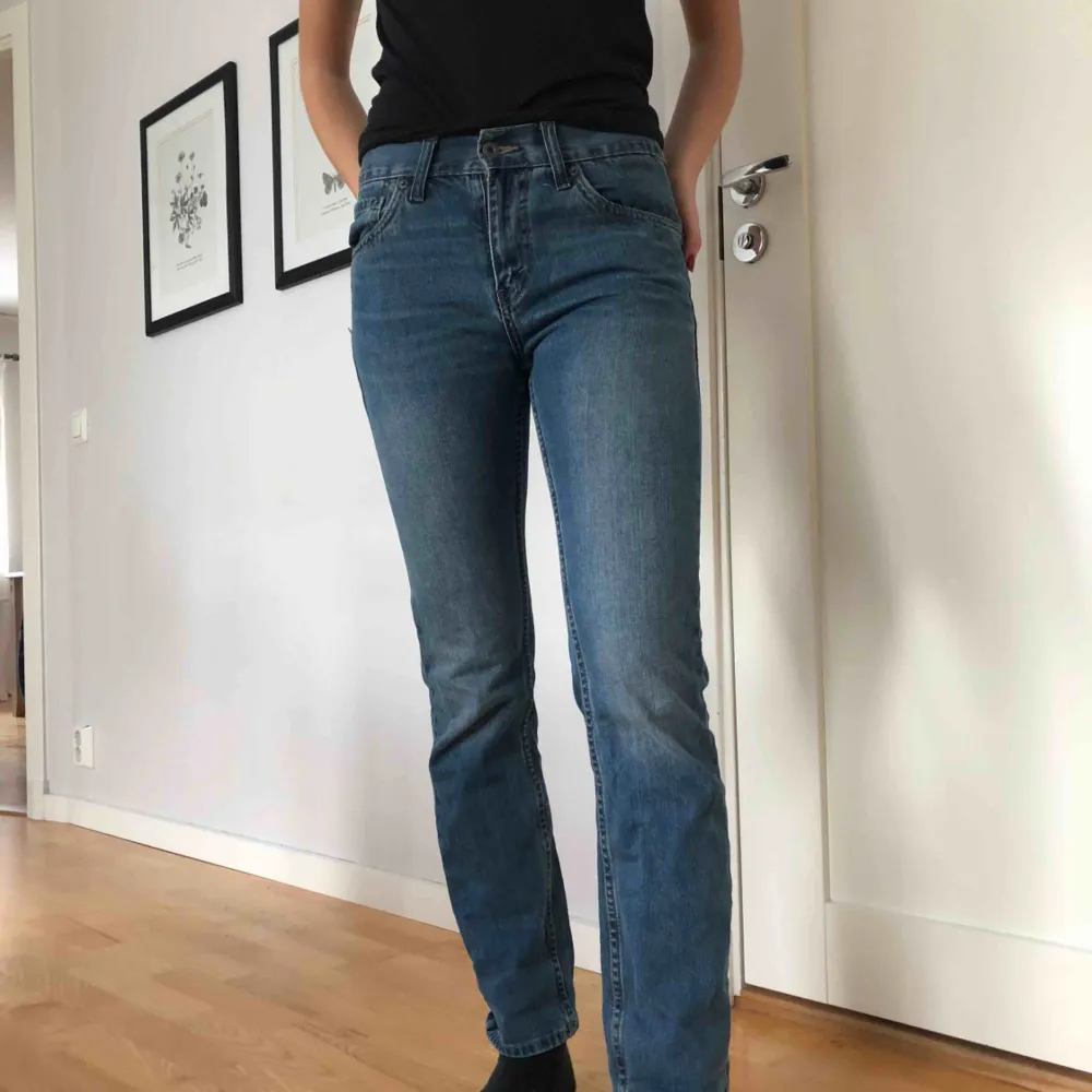 511:or från Levi’s. Säljes då de är för stora. Tyvärr har ena ”flärpen” gått av och bildat ett hål (se sista bilden) . Jeans & Byxor.