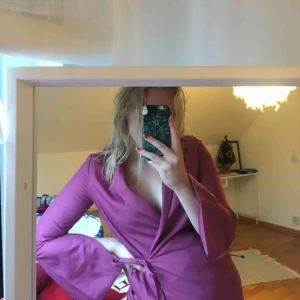  - En snygg blazer från NA-KD med slits i ärmarna. Använd ett fåtal gånger, i bra skick. Frakten är inräknad i priset. Fraktar bara! 