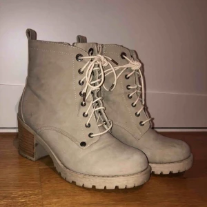  - Väldigt fina, beigea sneaker liknade klackskor med svarta detaljer och äggvita snören på framsidan Bra skick Ny pris, 400kr