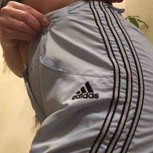  - Nu säljer jag mina vintage adidas long shorts som jag bara älskar! Snygg passform och sitter väldigt bekvämt på🔥🍑 Dm för frågor👌 Köparen står för frakt och jag tar Swish💕