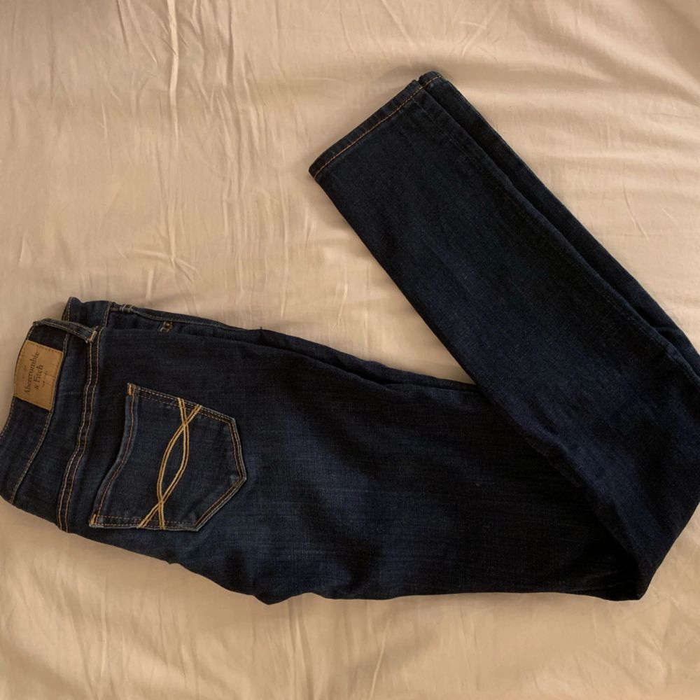 Mörkblå jeans från Abercrombie & Fitch i fint skick! Nypris ca 900kr! Frakten är inräknad i priset. Jeans & Byxor.