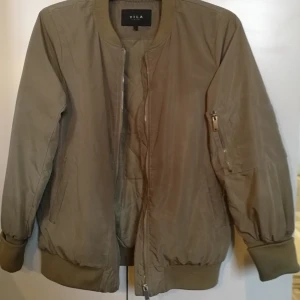  - Bomberjacka, kakigrön, använd fåtal gånger. 