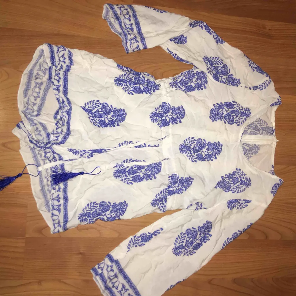 blommig jumpsuit men ett inbyggt ”bälte”  som har tofsar. den är lite för stor för mig som har st xs eller s. (den är också lite genomskinlig  men man kan ha vitt linne och vita underkläder så funkar det nog.. Övrigt.
