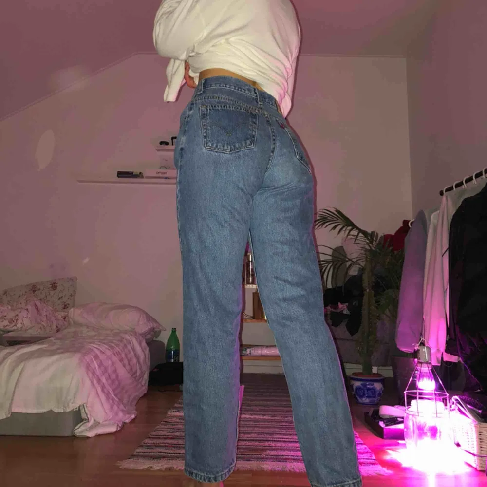 levi’s jeans 550! införskaffade på beyond retro för länge sen. använda men såå fina! sitter lite pösigt på mig som har 27 i waist. Jeans & Byxor.