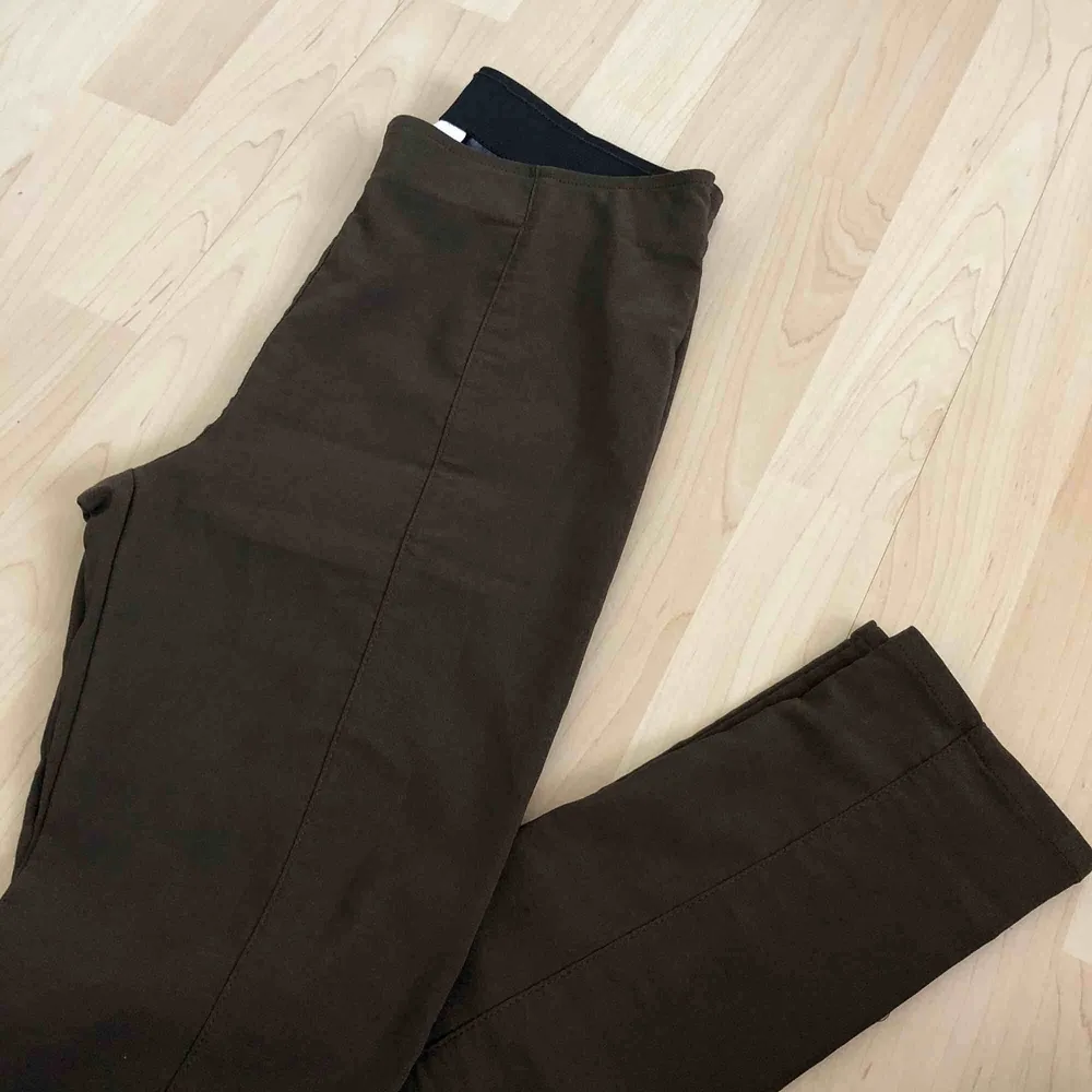 Mörkbruna leggings inköpta från hm. . Jeans & Byxor.