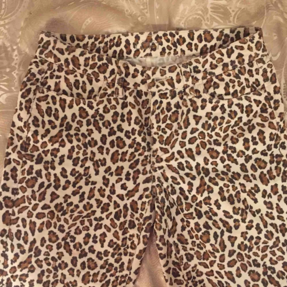Leopardmönstrade manchesterbyxor. Hur sköna som helst, mjukt tyg. Passform super skinny. Möter upp eller skickar (mot frakt). Jeans & Byxor.