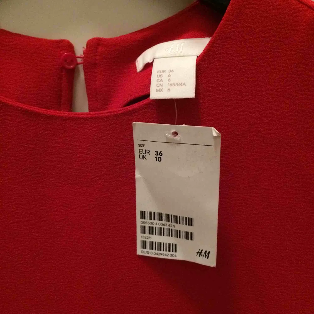 Figursydd klänning från H&M i jättefin röd nyans. Storlek 36. Aldrig använd då den tyvärr inte passar mig. Tight men inte super bodycon-tight, så väldigt bekväm! Har en fin smal cut-out i ryggen. Möts upp i centrala Stockholm, annars 49 kr frakt.. Klänningar.