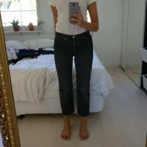  - Levi's 501or, Avklippta vid benslutet, mycket använda därav hål på knät och röven...... Hört att vissa gillar det så!:P  Storlek W29 L34 men jag har 25 i nya jeans och dessa e tighta. Köparen står för eventuell frakt