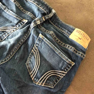  - Hollister Jeans i storlek W 23 L 29. 