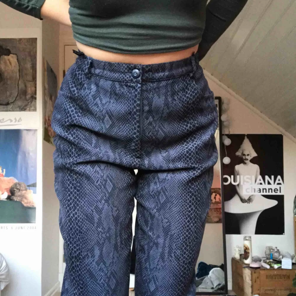 Blå-grå-aktiga byxor med ormmönster🌑🥣🎥. Jeans & Byxor.
